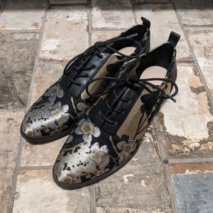 Nine West Women's 6.5 Oxford Black Gold Floral Shoes